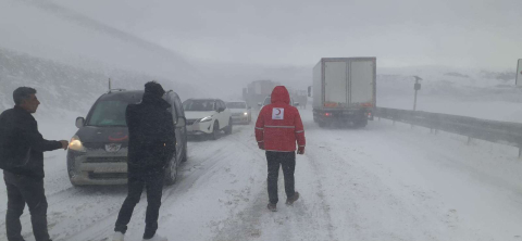 Karda mahsur kalanlara Türk Kızılay'dan yiyecek- içecek ikramı