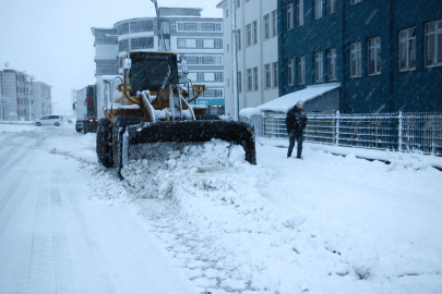 Bitlis'te kar yağışı; 20 köy yolu ulaşıma kapandı