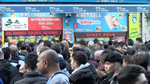 Eminönü'nde metrelerce uzanan yılbaşı bileti kuyruğu