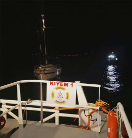 Çanakkale Boğazı'nda sürüklenen yelkenli Eceabat'a çekildi