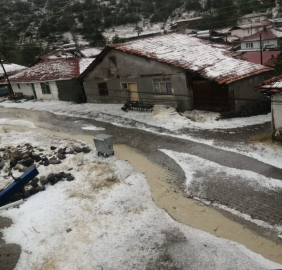 Amasya'da dolu; ev ve mahsuller zarar gördü