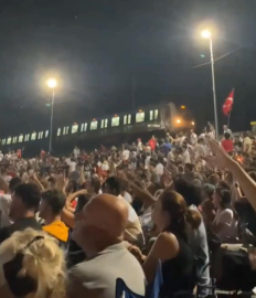 İstanbul-Bakırköy'de Marmaray milli maçı izlemek için durdu