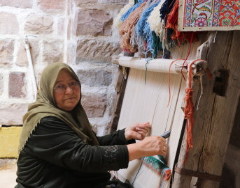 58 yıldır dokuduğu halılarla 5 çocuk büyütüp, aile ekonomisine katkı sağladı