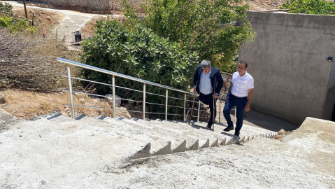 Terör saldırısında bacağını kaybeden gazinin merdiven talebini, kaymakam gerçekleştirdi