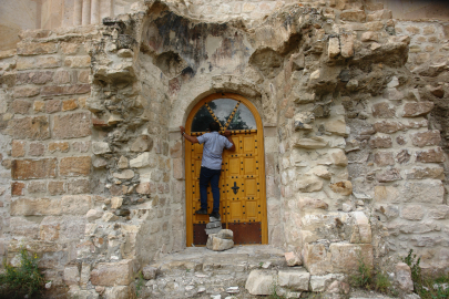 Kapalı kiliseye taş üzerinden ziyaret