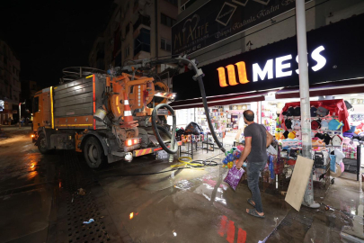 İzmir'de gök gürültülü sağanak; sokakta akıma kapılan 2 kişi öldü (4)