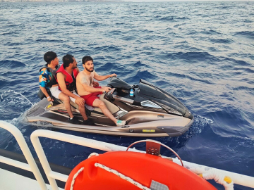 Bodrum'da lastik botta 39, jet skide 3 kaçak göçmen yakalandı