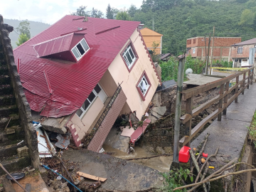 Giresun'da sağanak; 2 katlı ev yan yattı