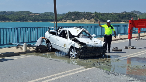 ADANA'da otomobil göle düştü; sürücü, eşi ve 2 çocuğu öldü (VİDEO EKLENDİ)