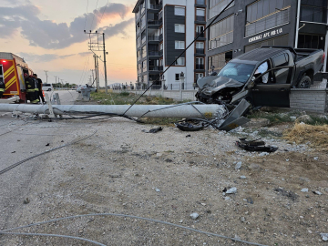 Beton direğe çarpan kamyonet, bahçe duvarında asılı kaldı