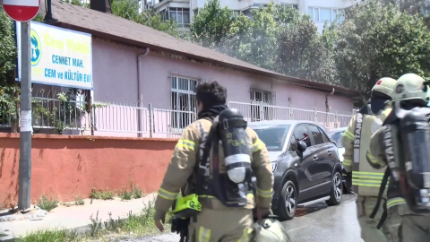 İstanbul - Küçükçekmece'de Cemevi ve Kültür Merkezi'ndeki yangın söndürüldü(Ek görüntü ve fotoğraflarla geniş haber)