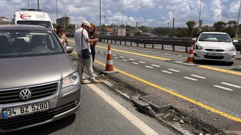 İstanbul- Küçükçekmece'de toplu taşıma yoluna giren otomobil metrobüse çarptı