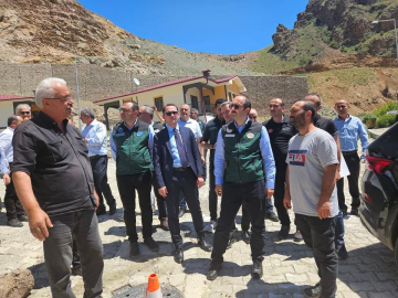 ARTVİN DSİ Genel Müdürü Balta’dan kayaların düştüğü Yeniköy'e inceleme (VİDEO EKLENDİ)