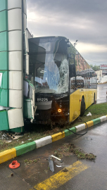 İstanbul - Avcılar’da İETT otobüsü 3 araca çarpıp akaryakıt istasyonuna daldı: 1’i ağır 3 yaralı
