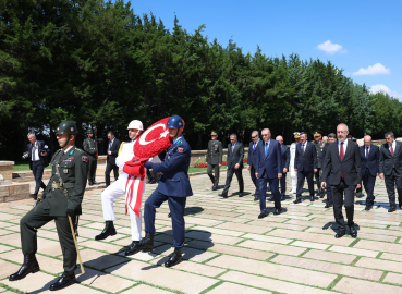 Cumhurbaşkanı Erdoğan, YAŞ üyeleri ile Anıtkabir'i ziyaret etti