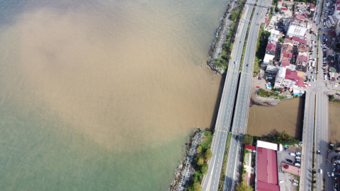 Trabzon’da sel sonrası Karadeniz renk değiştirdi