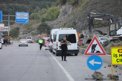 Taş ocağındaki patlatmada taşlar yola saçıldı; 4 yaralı