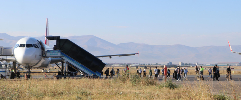 Bomba ihbarı asılsız çıkan Hindistan uçağındaki yolcular, kalkış saatini bekliyor