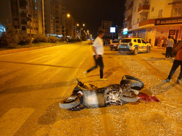 Otomobille çarpışan motosikletli yaralandı; kaza kamerada