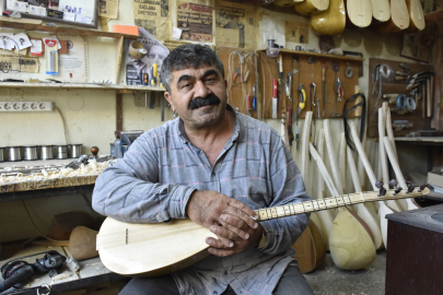 Bağlama ustası 11 binden fazla saz üretti; dünyanın birçok ülkesine gönderdi