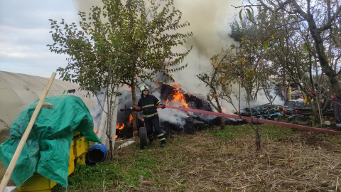 Evin bahçesindeki samanlar alev alev yandı; 1 kişi dumandan etkilendi