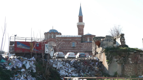 İstanbul- Fatih'teki 900 yıllık tarihi caminin önü çöplük arkası otopark