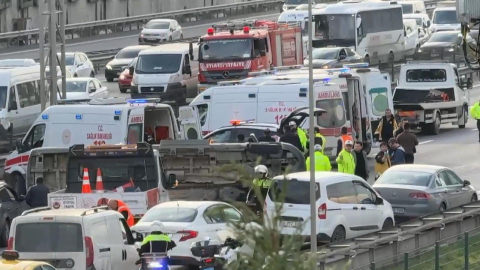 İstanbul - Sarıyer TEM Otoyolu’nda öğrenci servisi devrildi; 9'u öğrenci 10 yaralı / Ek bilgilerle geniş haber