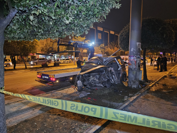 Adana'da hafif ticari araç, reklam toteminin direğine çarptı: 1 ölü, 1 yaralı