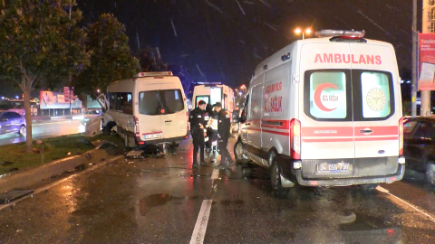 İstanbul- Kartal'da servis minibüsü, otomobille çarpıştı; 7 yaralı