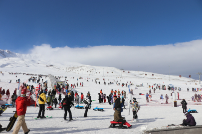 Erciyes Kayak Merkezi'nde hafta sonu yoğunluğu