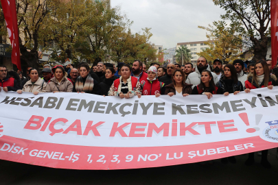 İzmir Büyükşehir Belediyesi'nde maaşları kesintiye uğrayan işçilerden eylem