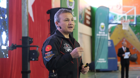 İlk Türk astronot Alper Gezeravcı, Bursa'da öğrencilerle buluştu