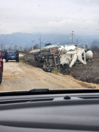 Devrilen beton mikserinin sürücüsü yaralandı